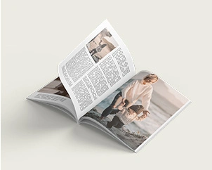 Aufgeschlagenes Softcover-Fotobuch mit Urlaubsbildern